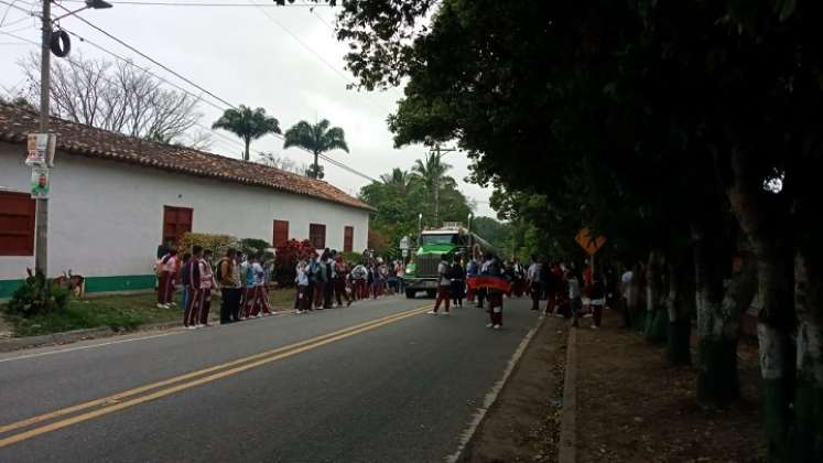 Estudiantes exponen la situación a los conductores sobre la falta de maestros.