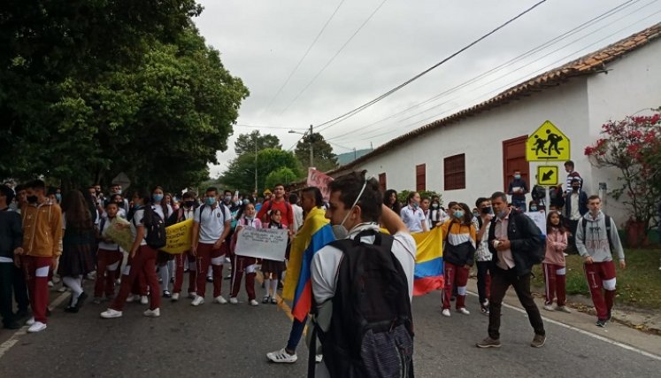 Cansados de tantas evasivas padres de familia y estudiantes del corregimiento de la Ermita adelantan jornadas de protesta para reclamar la asignación de maestros. / Foto: Cortesía/ La Opinión 