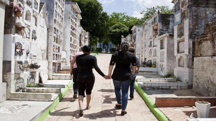 Familias visitando el Cementerio Central. / Foto: 