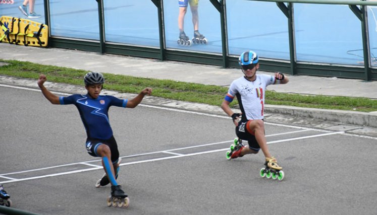 Matías Velásquez, patinador ocañero (derecha).