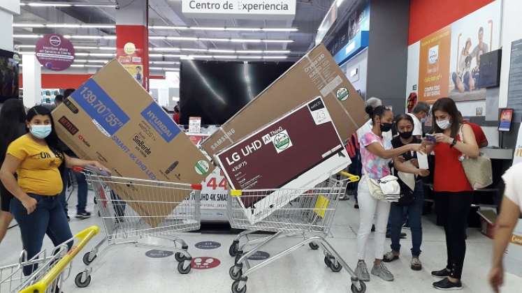 Personas acudieron a comprar a los centros comerciales en este primer Día Sin Iva en Cúcuta.