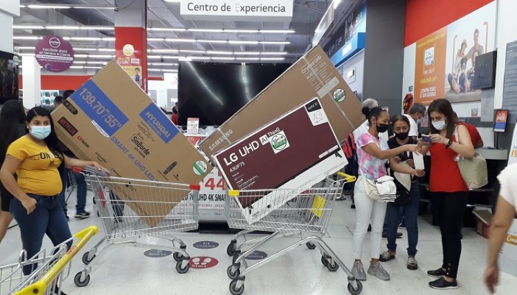 Personas acudieron a comprar a los centros comerciales en este primer Día Sin Iva en Cúcuta.