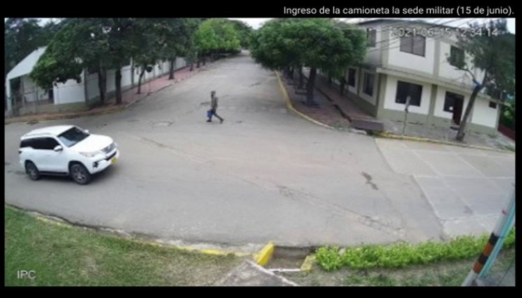 En varios videos quedó grabado cuando el 'Capi' llegó con la camioneta y la estacionó donde la hizo explotar.