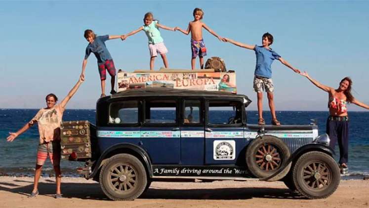 En un auto de 1928, familia argentina llega a casa tras 22 años de viaje./Foto: AFP