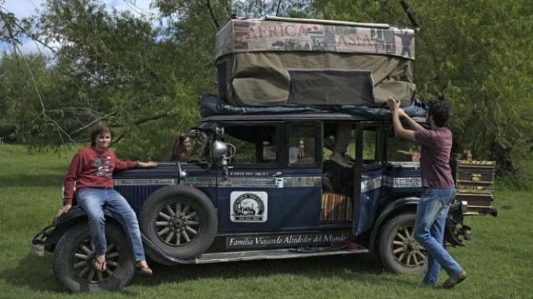 En un auto de 1928, familia argentina llega a casa tras 22 años de viaje./Foto: AFP