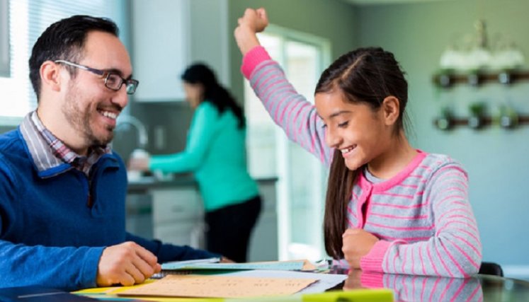 ¿Qué pasa si un papá le hace todas las tareas a su hijo?./Foto: internet