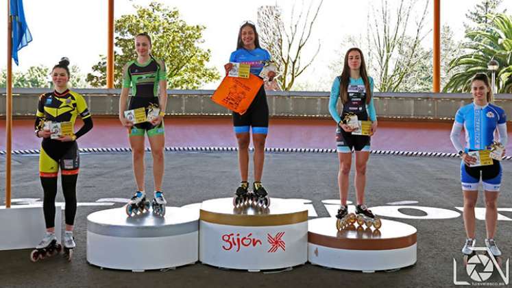 Keily Daniela Delgado, (centro) campeona absoluta de la Copa Gijón de patinaje.