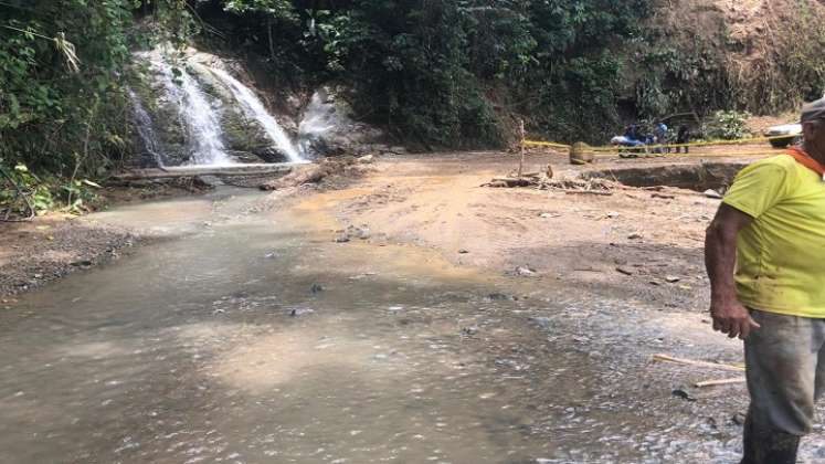 Los torrenciales aguaceros de los últimos días comenzaron a generar emergencias viales en los municipios del Catatumbo, lo que originó que los líderes comunales activaran los planes de contingencia para evitar tragedias que lamentar.