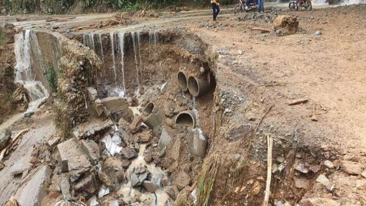 Los torrenciales aguaceros de los últimos días comenzaron a generar emergencias viales en los municipios del Catatumbo, lo que originó que los líderes comunales activaran los planes de contingencia para evitar tragedias que lamentar.  