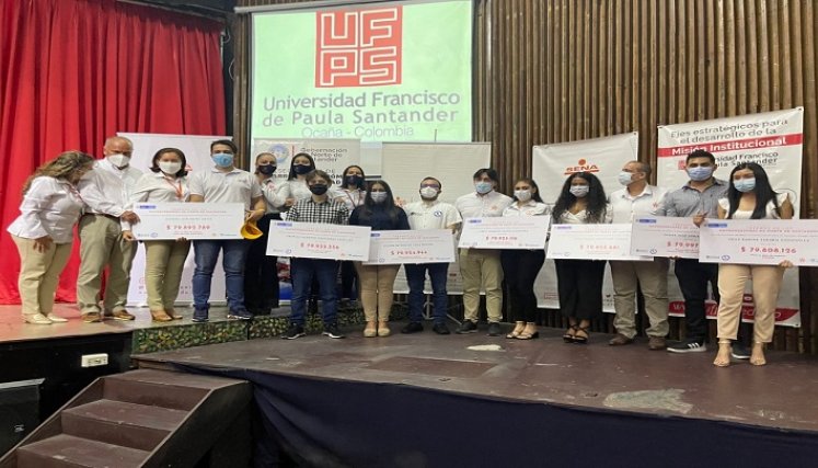 En la provincia de Ocaña los emprendedores SENA reciben cheques para la constitución de empresas por un valor total de $559 millones de pesos. / Foto: Cortesía / La Opinión