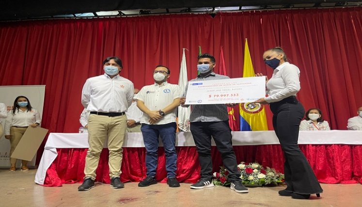Los emprendedores reciben cheques para ideas de negocios.