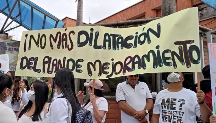 Trabajadores del hospital esperan un plan de mejoramiento.