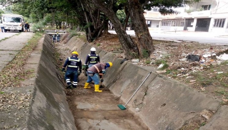 Limpieza de canal trae tranquilidad al barrio Claret./Foto: Cortesía./La Opinión.