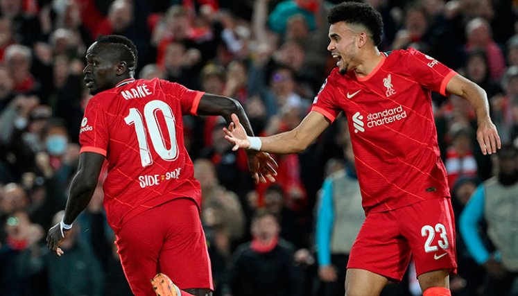Sadio Mane y Luis Díaz celebran la victoria del Liverpool ante Villareal. Foto: AFP