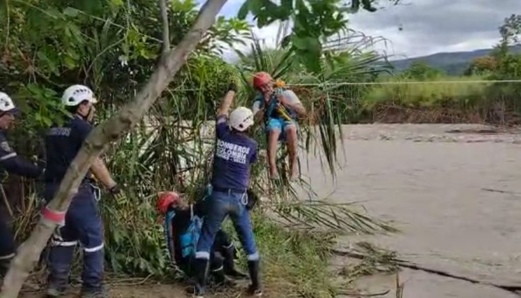 En Los Patios rescatan a familias en peligro por las lluvias. 