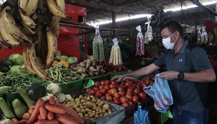 Los hogares reducen el consumo por la inflación. 