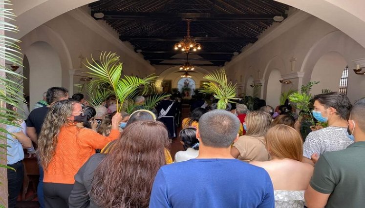 Los feligreses acuden masivamente a los templos de la región.