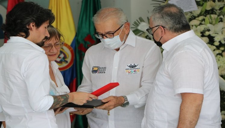 Entrega de la condecoración Juana Rangel de Cuéllar. / Foto: Cortesía / La Opinión 