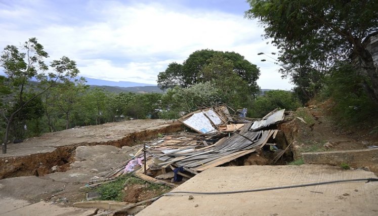 En el lugar exacto de la falla geológica, ya retiraron las tablas y zinc de una de las casas. Los materiales de la otra permanecen allí. / Foto: Jorge Gutiérrez/La Opinión