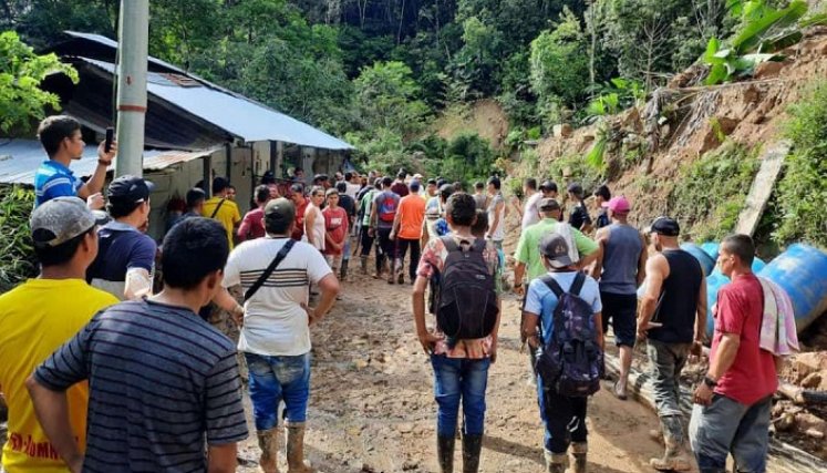 La comunidad acompañó a los familiares en el traslado de los cadáveres.