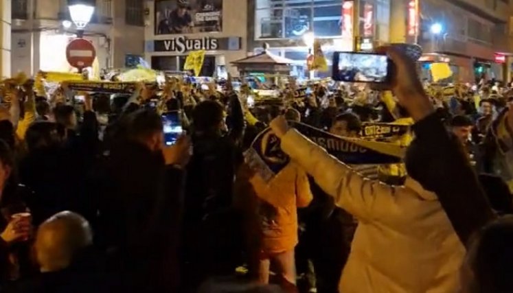 La gente de la pequeña ciudad, salió a festejar en las calles.