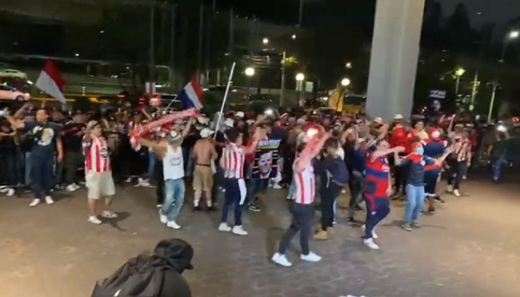 Los hinchas del 'Chivas' estaban furiosos por los resultados del equipo