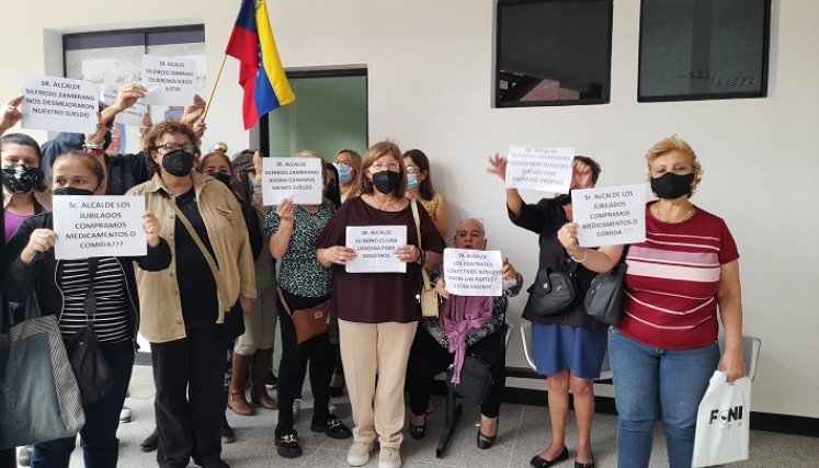 Docentes jubilados protestaron en la Alcaldía de San Cristóbal por la disminución de sus sueldos. / Foto : Anggy Polanco / La Opinión 
