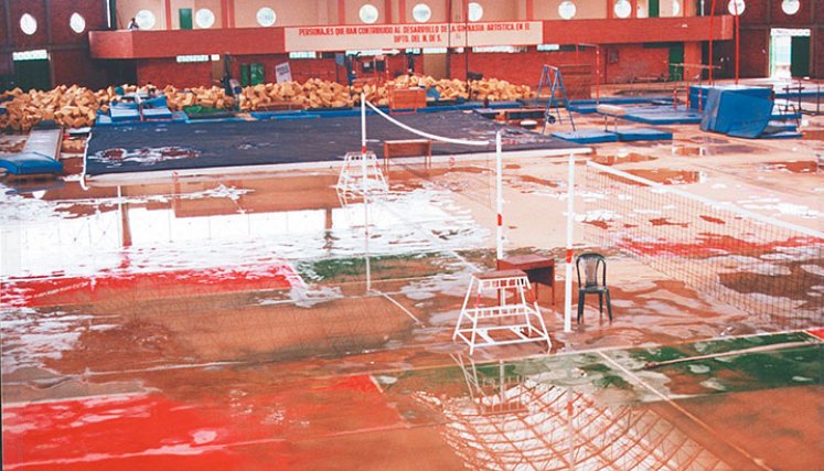 Coliseo Eustorgio Colmenares inundado en 2002. 