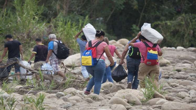 El paso a riesgo personal por las trochas que abundan en las riberas del río Táchira, entre el Corregimiento de La Parada (Villa del Rosario) y El Escobal (Cúcuta) se constituye en permanente factor de riesgo y caldo de cultivo para la trata de personas que de manera abierta o velada controlan grupos criminales con asiento en la región. / Foto: Archivo / La Opinión 