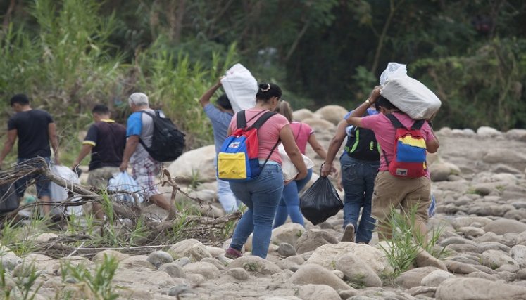 El paso a riesgo personal por las trochas que abundan en las riberas del río Táchira, entre el Corregimiento de La Parada (Villa del Rosario) y El Escobal (Cúcuta) se constituye en permanente factor de riesgo y caldo de cultivo para la trata de personas que de manera abierta o velada controlan grupos criminales con asiento en la región. / Foto: Archivo / La Opinión 