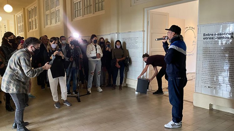 ‘Ahiman’ rapero cucuteño presentándose en la entrada de la exposición.