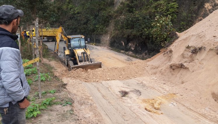 Una emergencia vial se registra en algunos municipios del Norte de Santander, ante la ola invernal. La Gobernación conjuntamente con la Unidad de Gestión del Riesgo anuncia maquinaria amarilla para conjurar la crisis.