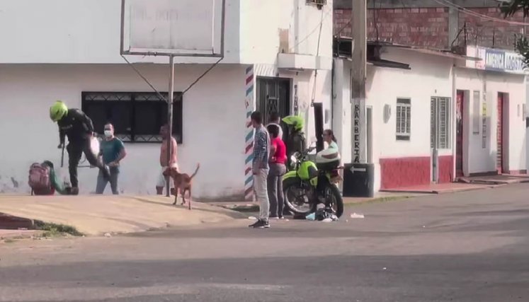 Policía agrede a un habitante de calle 