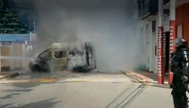 La camioneta van involucrada en el accidente fue incinerada por la comunidad.