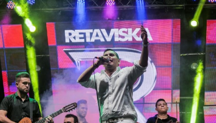 Sacerdote y sargento retirado se unen para cantar
