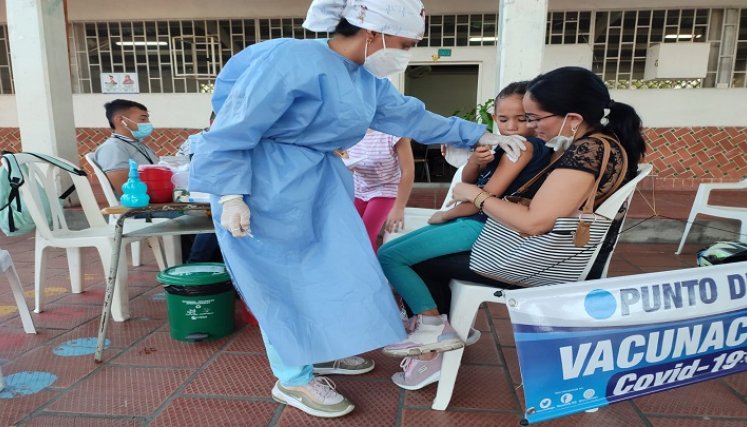 ●	En la ciudad inició una vacunatón contra el coronavirus en Instituciones Educativas. / Foto: Cortesía / La Opinión 