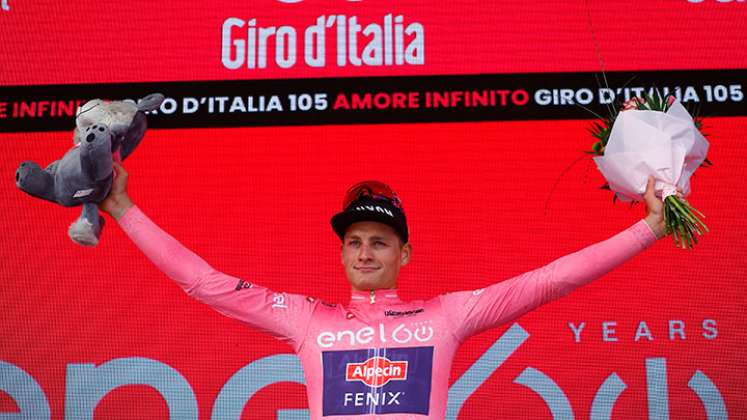 Van der Poel, primer líder del Giro de Italia 2022. 