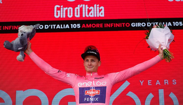 Van der Poel, primer líder del Giro de Italia 2022. 