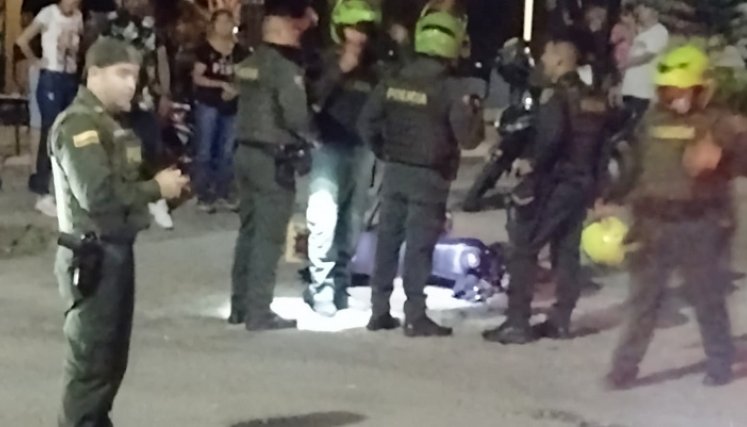Los uniformados pararon un taxi y enviaron a la víctima a un centro asistencial.