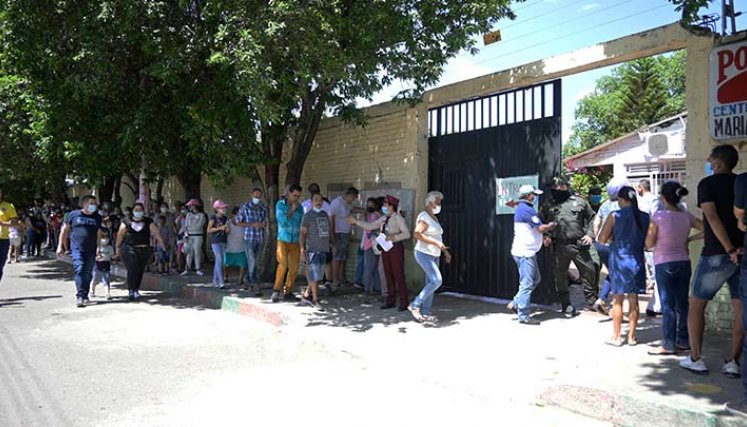 Largas colas se observaron en los colegios de La Libertad/Foto La Opinión