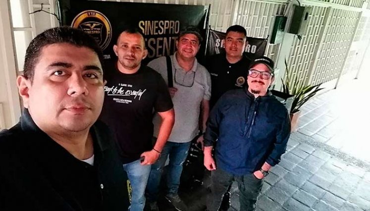 Miembros del sindicato Sinespro protestan en las afueras de la empresa ISVI Ltda/Foto cortesía
