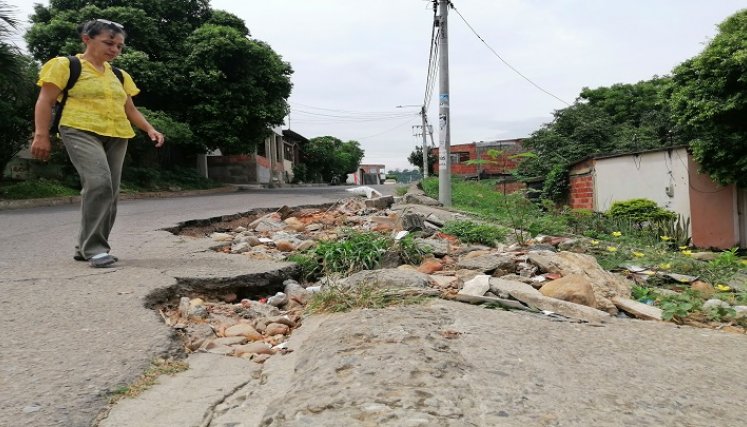 Este hueco en el barrio Carlos Ramírez París está cada vez peor. /FOTO: Darlin Ramírez L./La Opinión