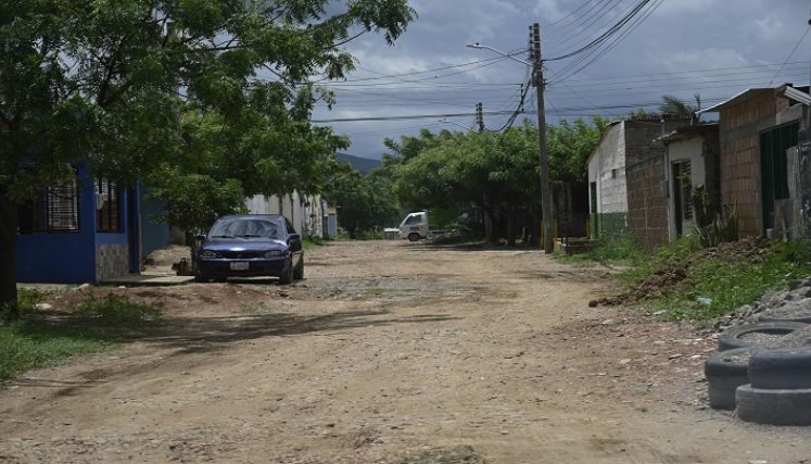 La vía principal del sector está en pésimo estado, según la JAC se debe a que hay vehículos que transitan por ahí para evadir la báscula del anillo vial. / Foto: Jorge Gutiérrez/La Opinión
