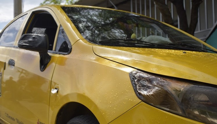 El conductor alcanzó a mover el taxi antes que el fuego lo consumiera.