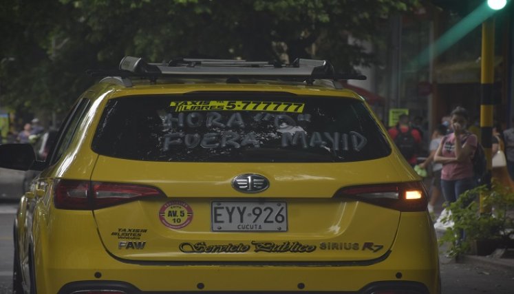 Taxistas consideran posibilidad de irse a paro por comparendos en paraderos y piden que se saque del cargo a secretario de Tránsito y Transporte. 