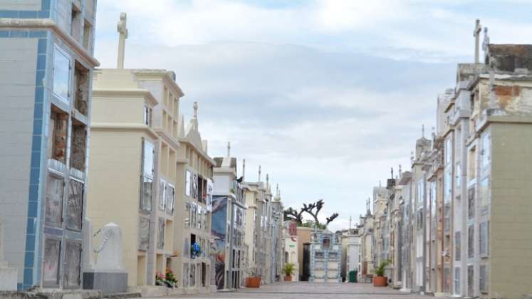 En el cementerio central de Ocaña se encuentra enterrado el tesoro del sacerdote Alejo María Buceta y en torno a ese episodio se han tejido narraciones fantásticas. 