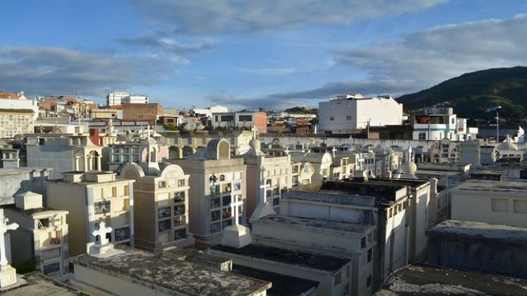 En el cementerio central de Ocaña se encuentra enterrado el tesoro del sacerdote Alejo María Buceta y en torno a ese episodio se han tejido narraciones fantásticas. 