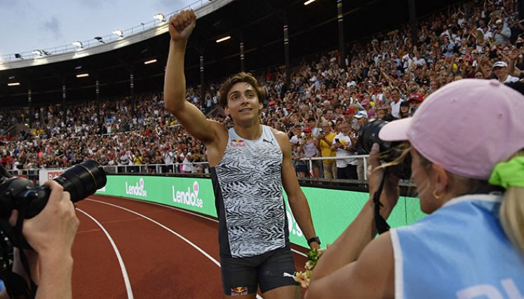 En casa, el campeón olímpico del salto con pértiga superó el listón colocado a 6,16 m