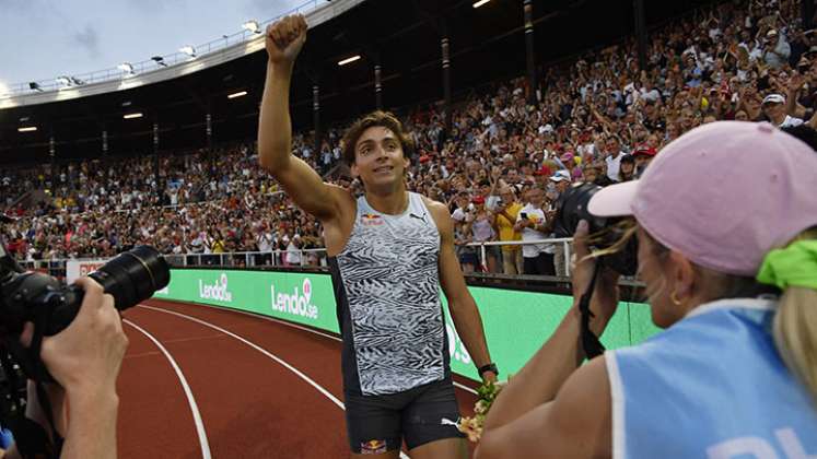 En casa, el campeón olímpico del salto con pértiga superó el listón colocado a 6,16 m