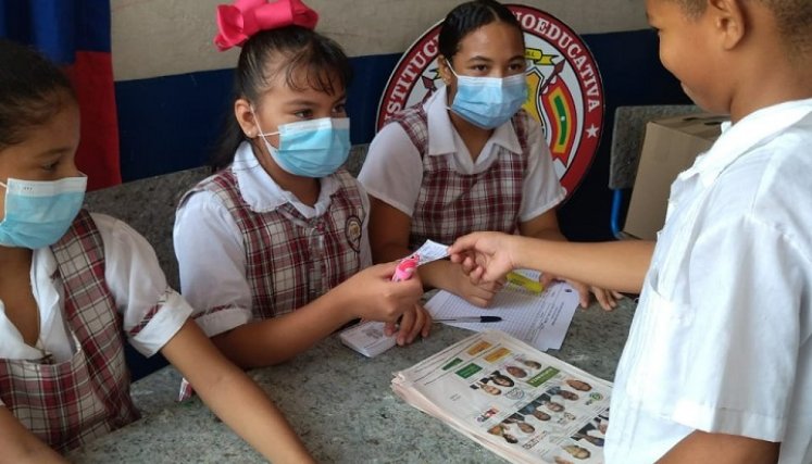 A cada colegio se le entregó un kit electoral gratis./ Foto: Cortesía